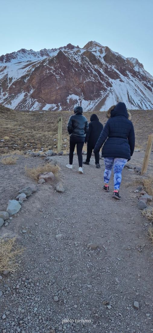 Caminata frente al cerro Aconcagua