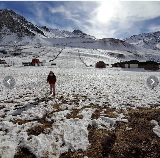 Nieve en la base del cerro en Los Penitentes