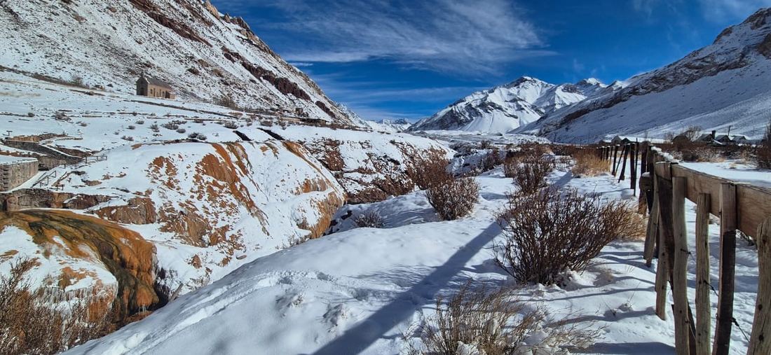 Valle nevado junto a Puente del Inca