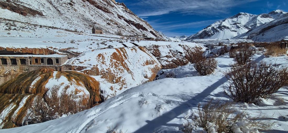 Vista amplia de la zona de Puente del Inca nevada