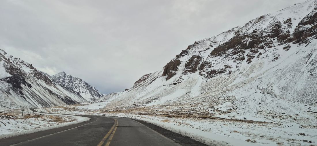 Ruta de alta montaña rodeada de nieve