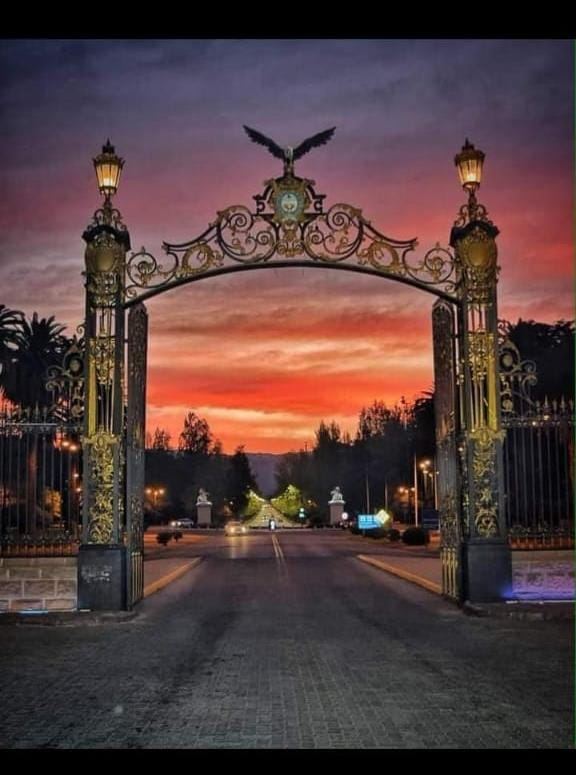 Portones del Parque General San Martín al atardecer